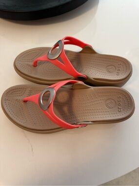 CROCS Women’s Coral and Tan Thong Sandals with Silver Ring